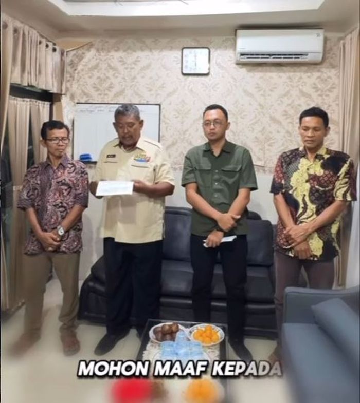 Mediasi dan pernyataan permintaan maaf lansia Mashuda yang sempat menutup sebagian jalan umum perumahan Sidokare Asri, Sidoarjo, Jawa Timur
