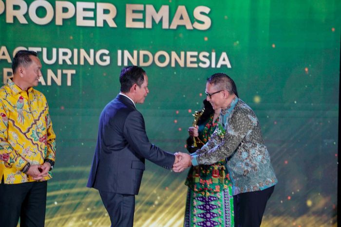 Penyerahan penghargaan PROPER Emas dan Hijau kepada TMMIN