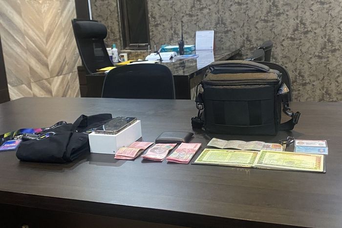 Barang bukti seragam dan lanyard palsu stasiun TV swasta nasional, Yamaha NMAX, ponsel, uang tunai Rp 2,4 juta, dan surat-surat berupa BPKB dan STNK motor