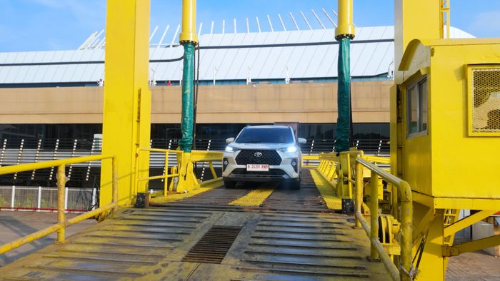 Toyota Veloz Hybrid EV melanjutkan perjalanan menuju Lampung melalui penyeberangan Merak&ndash;Bakauheni sebagai bagian dari ekspedisi Lintas Nusa. 