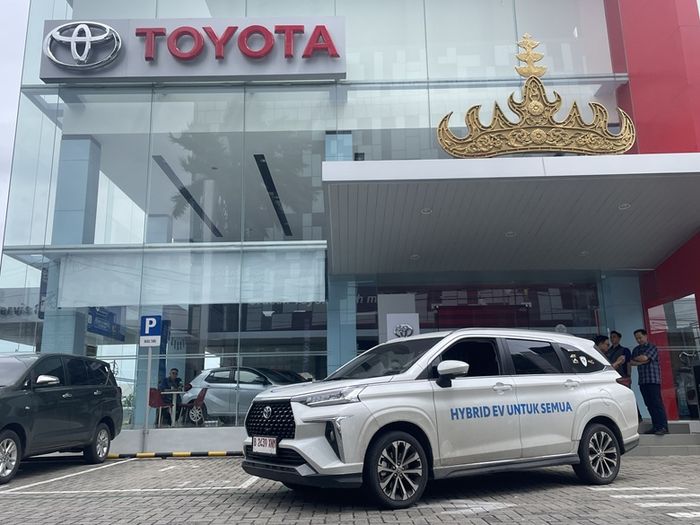 Toyota Veloz Hybrid EV mengunjungi Auto2000 Raden Intan, Lampung, sebagai bagian dari rangkaian perjalanan Lintas Nusa. 