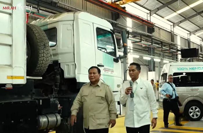 Presiden Prabowo Subianto meninjau langsung lini produks bus listrik ukuran besar, mikrobus, hingga truk listrik milik VKTR di Magelang, Jawa Tengah