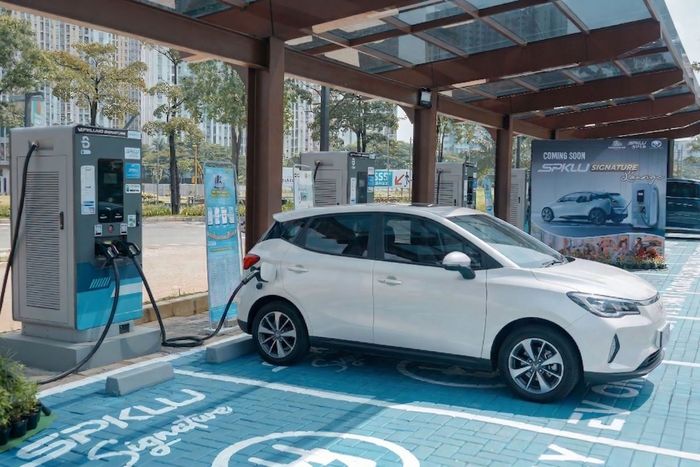 SPKLU Signature di Summarecon Mall Bekasi, Kecamatan Bekasi Utara, Kota Bekasi diklaim jadi terbesar di Indonesia karena memiliki daya total 2,7 Megavolt Ampere (MVA)   Artikel ini telah tayang di WartaKotalive.com dengan judul Terbesar di Indonesia, SPKLU Ultra Fast Charging Kini Hadir di Bekasi, https://wartakota.tribunnews.com/bekasi/886006/terbesar-di-indonesia-spklu-ultra-fast-charging-kini-hadir-di-bekasi. Penulis: Rendy Rutama | Editor: Dian Anditya Mutiara