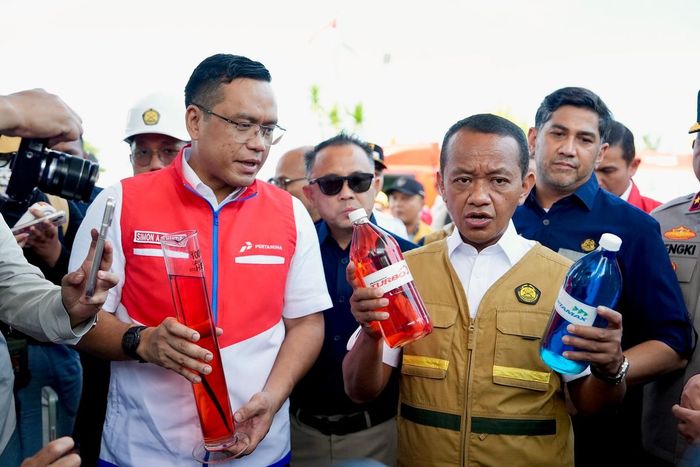 Menteri Energi dan Sumber Daya Mineral, Bahlil Lahadalia dan Direktur Utama (Dirut) PT Pertamina (Persero), Simon Aloysius Mantiri tunjukan BBM Pertamina Pertamax 92 dan Pertamax Turbo 98