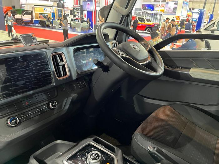 Layaknya mobil listrik pada umumnya, untuk mulai berjalan pengemudi cukup menginjak pedal rem, lalu memindahkan tuas ke posisi jalan.