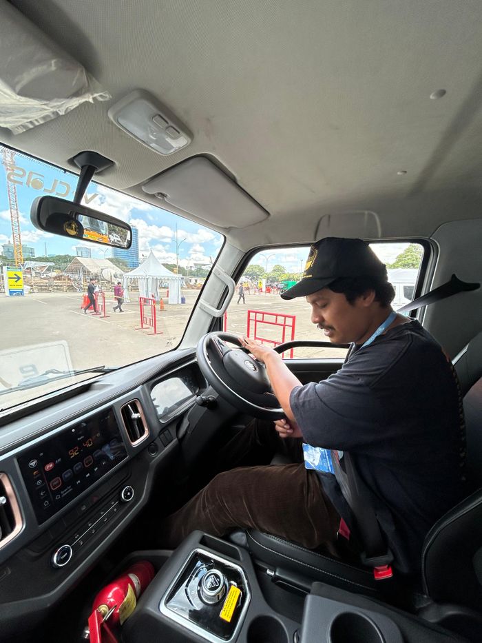 Tim GridOto berkesempatan menjajal langsung kendaraan listrik komersial terbaru dari Foton, yaitu eMiler, di area pelataran JIExpo Kemayoran.