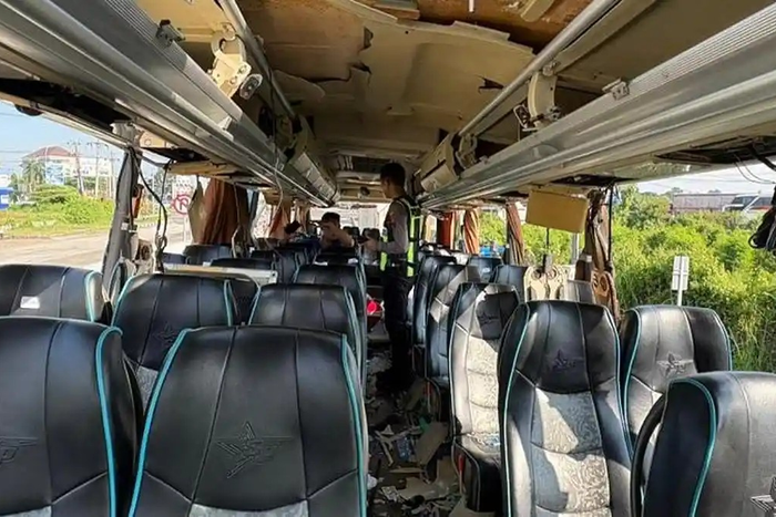 Kondisi dalam kabin bus Sanjaya Putra yang meledak saat mengangkut rombongan Bonek, Surabaya di tol Pejagan-Pemalang KM 294+900/A wilayah desa Kertasari, Suradadi, kabupaten Tegal, Jawa Tengah sekitar pukul 05:00 WIB, (12/4/26).