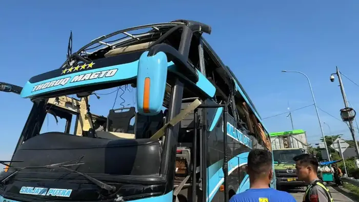 Kondisi bus Sanjaya Putra yang meledak di tol Pejagan-Pemalang saat membawa rombongan Bonek Surabaya usai menyaksikan laga Persebaya Vs Persija di Stadion Gelora Bung Karno, Jakarta