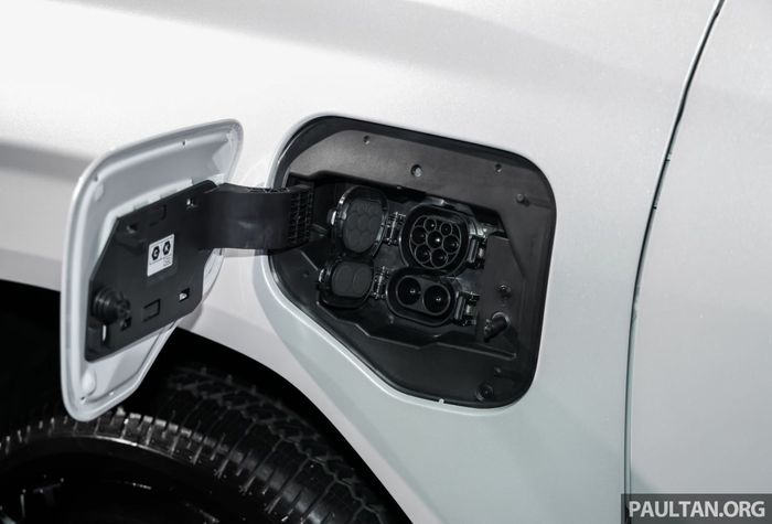 port pengisian daya Toyota Hilux EV