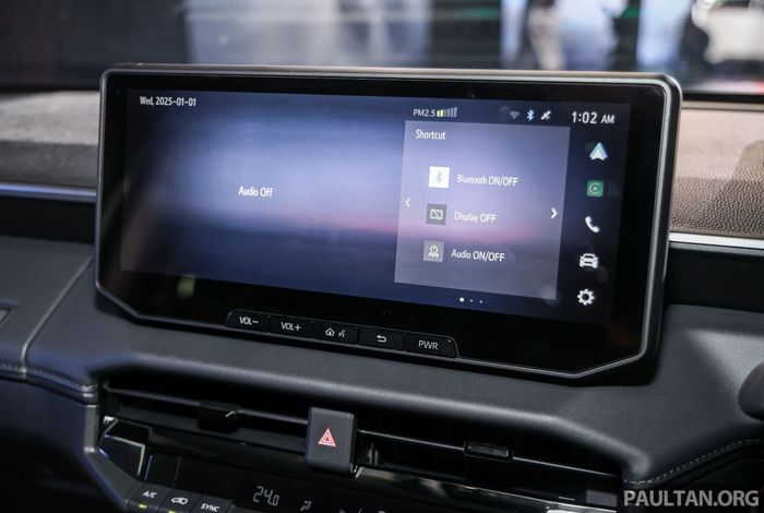 tampilan sistem infotainment Toyota Hilux EV