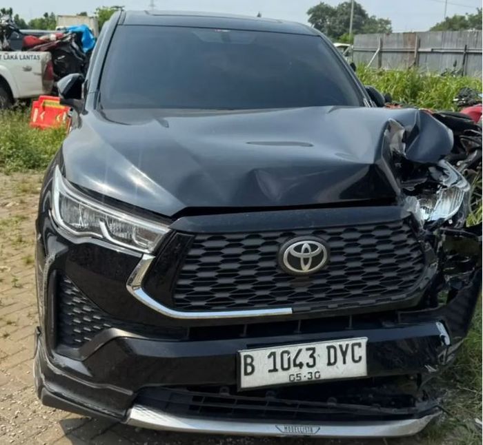 Kondisi Toyota Kijang Innova Zenix yang melakukan tabrak lari di Jalan raya Tuparev, Karawang Timur, Karawang