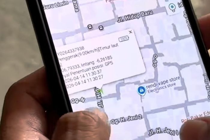 Imam Basori Ketua RT 11 RW 07, Gandaria Utara, Jakarta Selatan menunjukan pelacakan GPS yang sudah terpasang di motor warganya