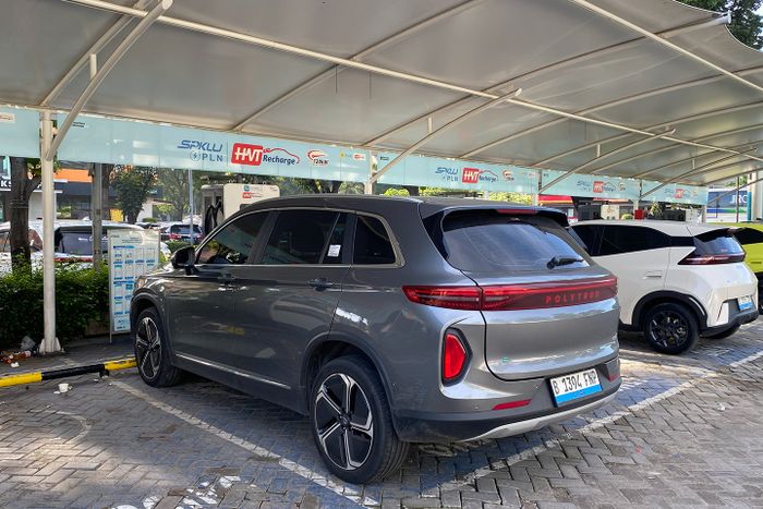 Polytron G3+ saat pengecasan.