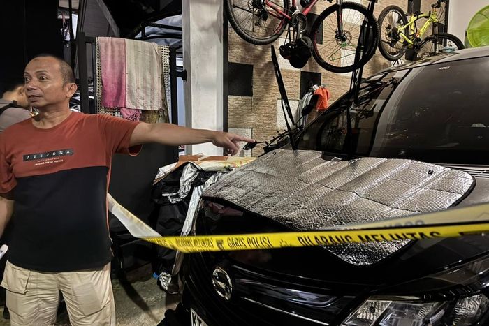 Kaca depan Daihatsu Sigra warga Sumber Rejo, Balikpapan Tengah, Balikpapan, Kalimantan Timur retak dan bolong ditembus proyektil peluru misterius