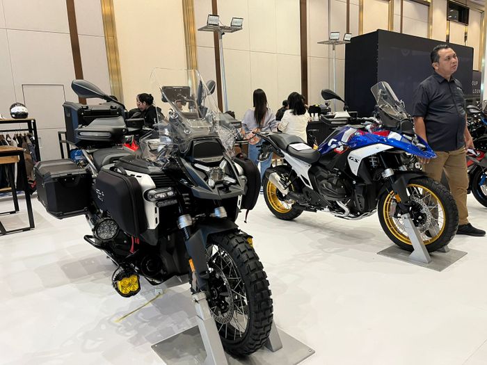 Pengunjung bisa melihat langsung hampir 80 unit BMW dan MINI, serta 14 unit BMW Motorrad bahkan menjajalnya lewat sesi test drive.