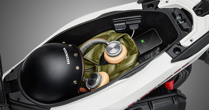 Bagasi berisi USB power charger dan lampu