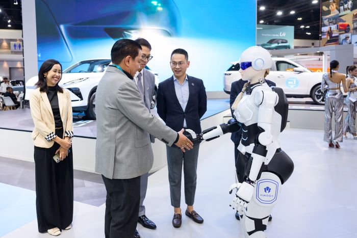 Interaksi robot Mornine AiMOGA dengan pengunjung di Bangkok International Motor Show