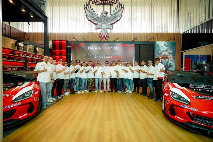 Member komunitas Harley-Davidson Hogers Indonesia melaunching tim balap mobil nasional bernama Hogers Indonesia Motorsport