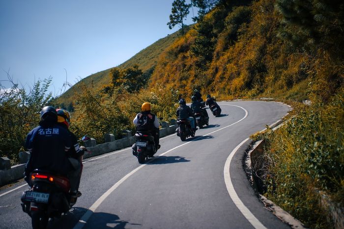 Hari kedua jalur yang dilewati didominasi jalan menanjak, menurun dan berkelok khas jalur perbukitan