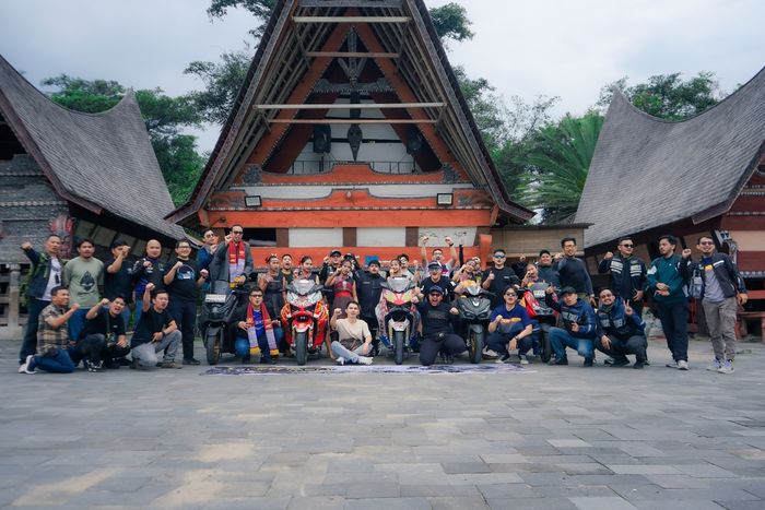 Selain mengeksplorasi tempat wisata dan keindahan alam Toba-Samosir, rombongan MAXI Tour Boemi Nusantara juga mengeksplorasi budaya sekitar