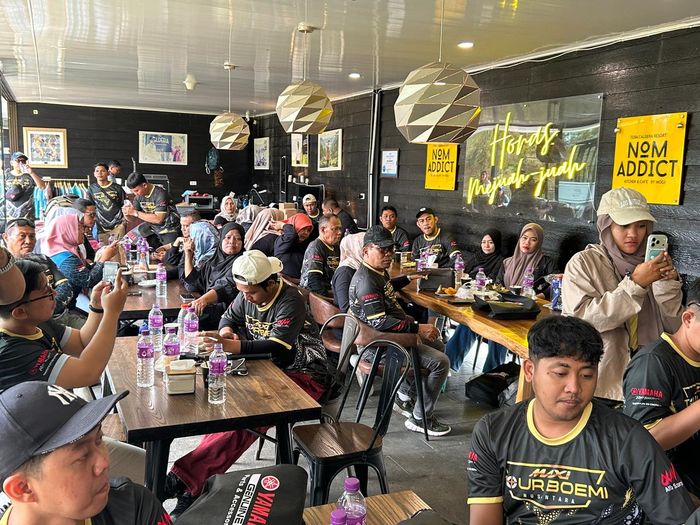 Komunitas menyambut hangat peserta MAXI Tour Boemi Nusantara di acara kumpul komunitas yang berlangsung di Toba Kaldera