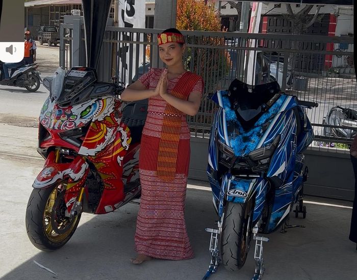 Yamaha XMAX Old (kanan) dengan grafis terinspirasi dari helm pembalap Jepang Oi Ogura bergelar King CustoMAXI 2025