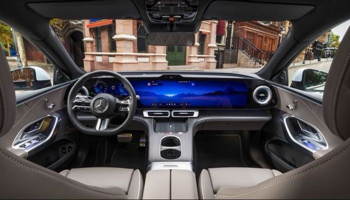 detail dasbor Mercedes-Benz C-Class listrik