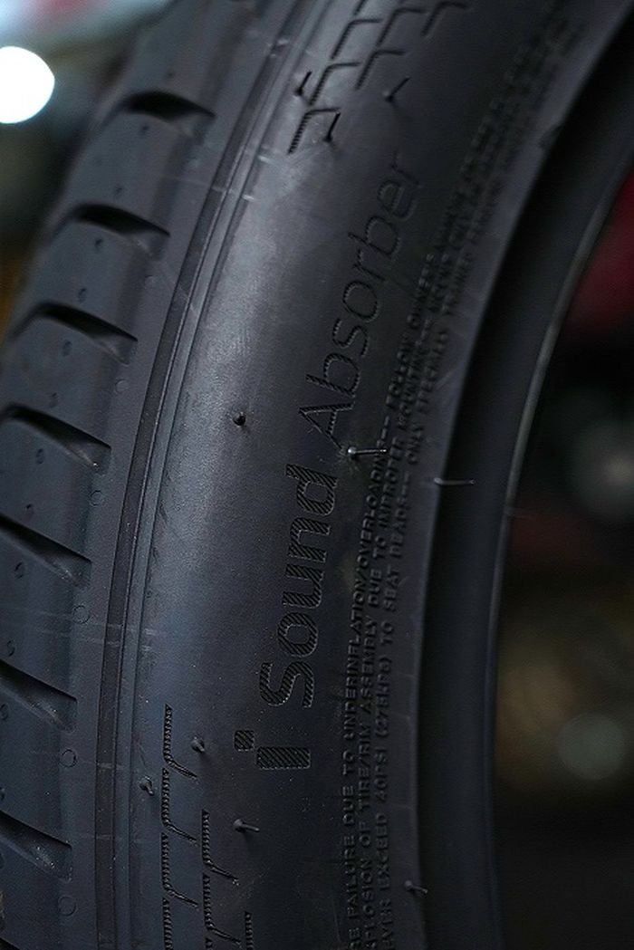 Teknologi i-Sound Absorber di ban khusus mobil listrik Hankook iON yang memberikan pengalaman berkendara yang lebih senyap.