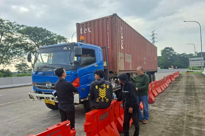 Truk kontainer yang dipakai mengangkut motor dan mobil bekas bodong untuk diselundupkan secara ilegal ke Timor Leste ditangkap di exit tol Krapyak, kota Semarang, Jawa Tengah