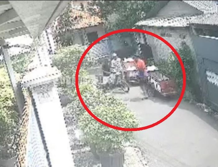 Dalam lingkaran merah, empat tukang rongsok menggotong motor curian dari rumah warga di Jalan Alawiyah RT 02 RW 05, Lubang Buaya, Cipayung, Jakarta Timur diangkut menggunakan gerobak