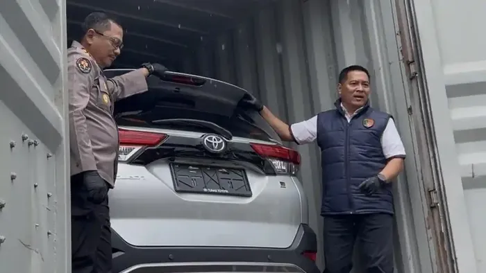 Toyota Rush bekas bodong yang akan diselundupkan ke Timor Leste terungkap di dalam kontainer siap kirim