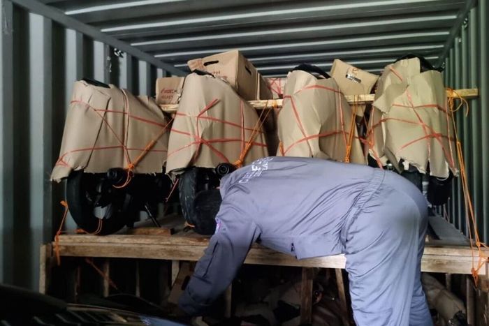 Motor bekas bodong yang akan diselundupkan secara ilegal ke Timor Leste berhasil dibongkar Ditreskrimsus Polda Jateng dari dalam kontainer