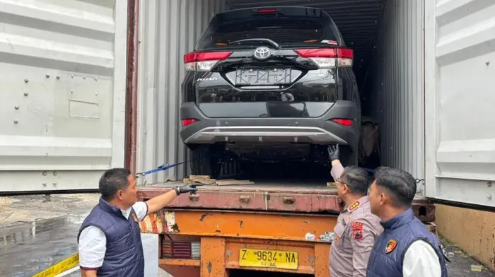 Ditreskrimsus Polda Jateng temukan Toyota Rush bekas bodong yang akan diselundupkan ke Timor Leste dari gudang penyimpanan di desa Bentangan, Wonosari, kabupaten Klaten, Jawa Tengah