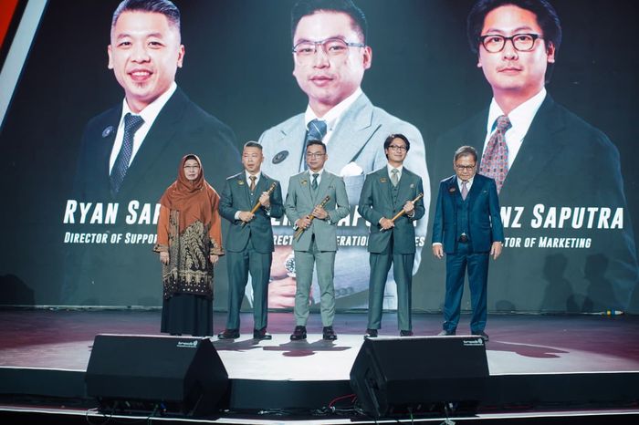 Harry Suherman (pojok kanan) dan Sri Yuswati (pojok kiri) serahkan tongkat estafet perusahaan kepada Ryan Saputra (kedua dari kiri), Eric Saputra (tengah), dan Lorenz Saputra (kedua dari kanan)