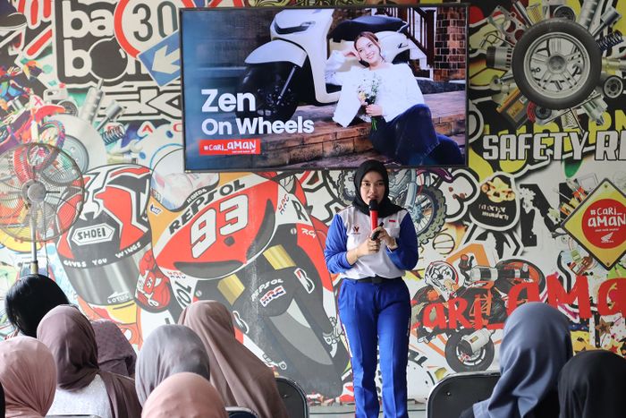 Materi edukasi disampaikan langsung oleh instruktur safety riding wanita binaan Wahana