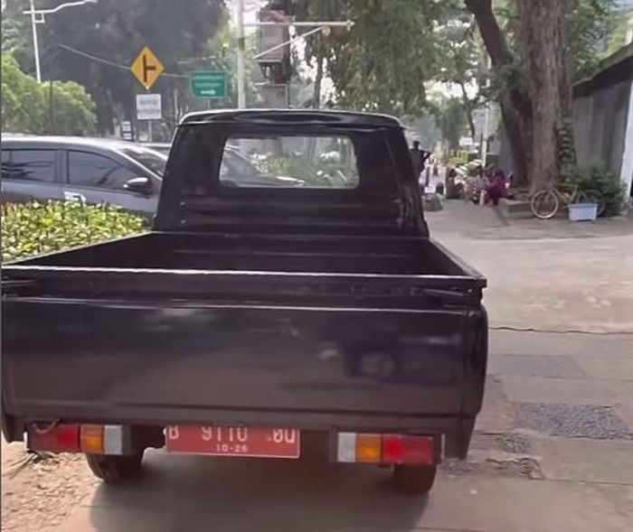 Isuzu Panther dinas pelat merah B 9110 QU milik Satpol PP DKI Jakarta parkir di atas trotoar depan kantor Satpol PP DKI Jakarta, Kebon Sirih, Jakarta Pusat.