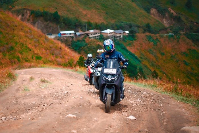 Rombongan MAXI Tour Boemi Nusantara lewat jalan tanah menuju spot terbaik di Bukit Holbung