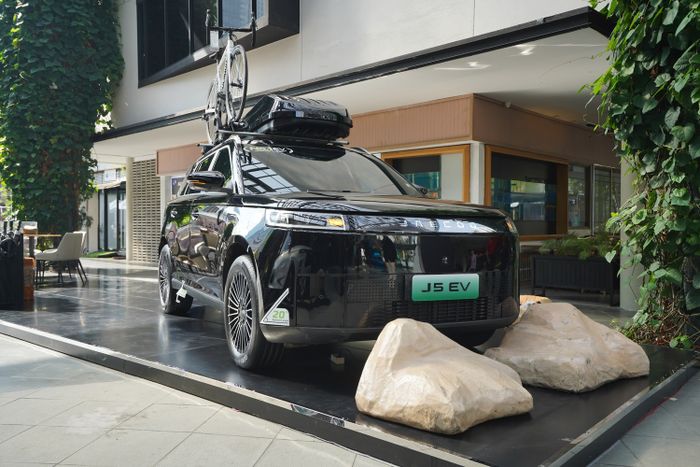 Tampak depan JAECOO J5EV di JAECOO LAND 2026