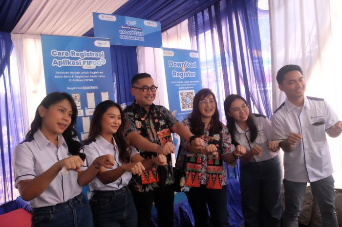 Direktur FIFGROUP, Esther Sri Harjati (tengah kanan) dan Julius Julianto Kusdinar (tengah kiri) berpose di depan booth FIFGO (FIF on the Go), yang merupakan aplikasi digital resmi besutan FIFGROUP