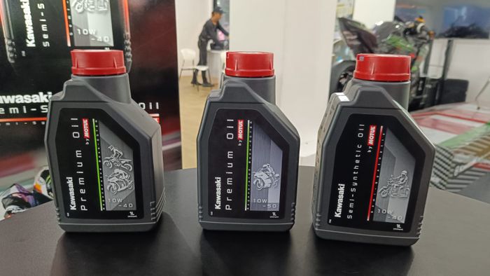 Kawasaki Premium Oil untuk motor berkapasitas mesin 250 cc ke atas, Kawasaki Semi-Synthetic Oil untuk motor Kawasaki bermesin 250 cc ke bawah