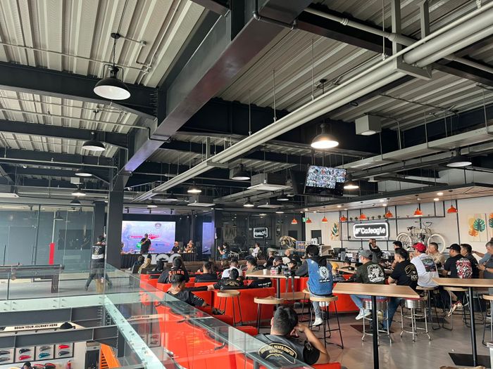 seluruh bikers sedang mendengarkan arahan guna memastikan perjalanan sukses baik dari keamanan dan keselamatan