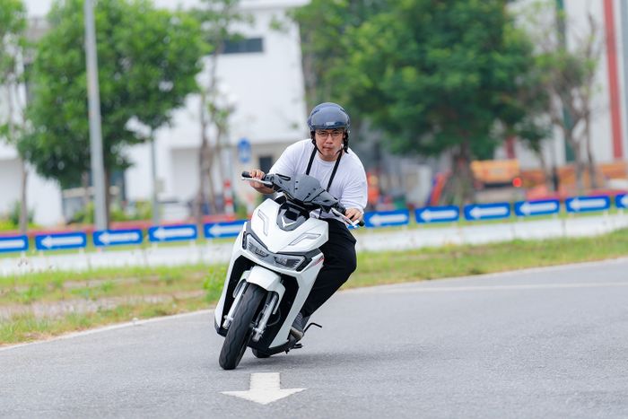 Mencoba VinFast Viper di trek pabrik VinFast di Haiphong, Vietnam (22/4).