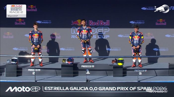 Momen pembalap Indonesia, Kiandra Ramadhipa berdiri di podium tertinggi usai menangi Race 2 Red Bull Rookies Cup 2026 seri Spanyol (26/4/2026).