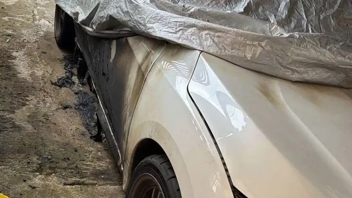 Bodi kanan Honda Civic Turbo milik Hoho Alkaf yang menjabat Kades Purwasaba, Banjarnegara hangus kena teror kain api