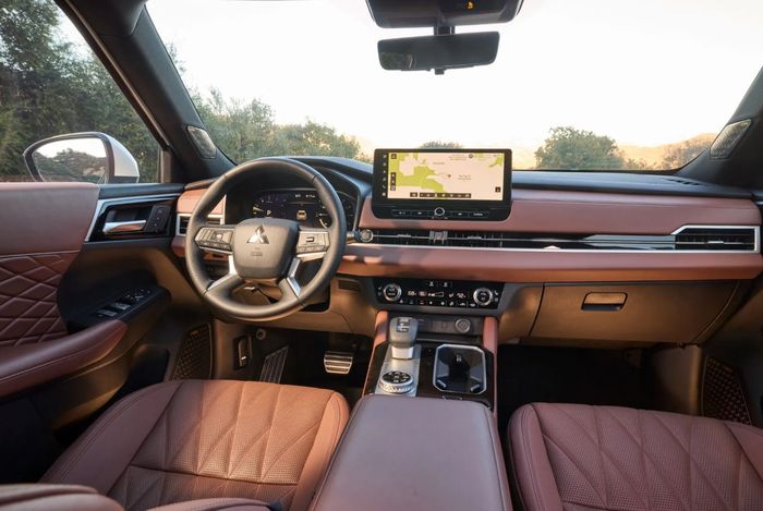 detail dasbor Mitsubishi Outlander 2026