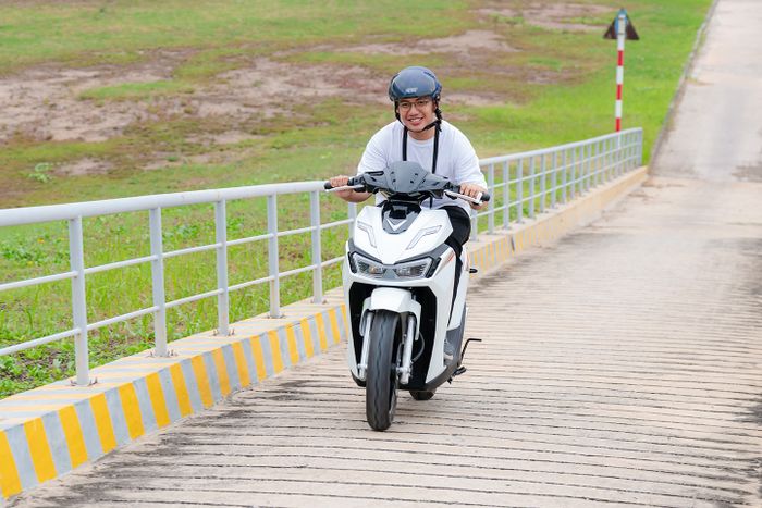 Ketika menanjak dengan mode Eco, tenaganya masih ada dan masih bisa menanjak.