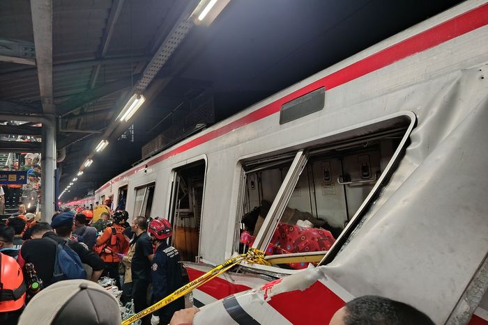 Sejumlah petugas mengevakuasi penumpang KRL yang ditabrak KA Argomo Bromo di Stasiun Bekasi Timur, (27/4/26) malam