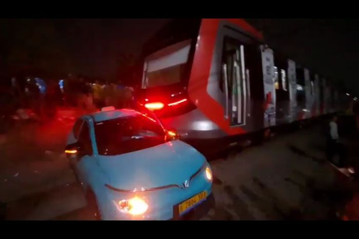 Taksi listrik Green SM berbasis Vinfast VF e34 yang disebut menjadi biang kerok kecelakaan KA Argo Bromo vs KRL di stasiun Bekasi Timur