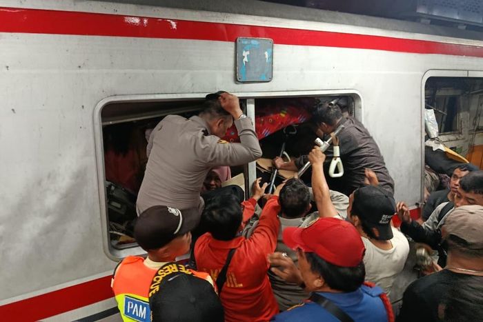 Proses evakuasi korban kecelakaan KA Argo Bromo vs KRL di stastiun Bekasi Timur, (27/4/26) malam