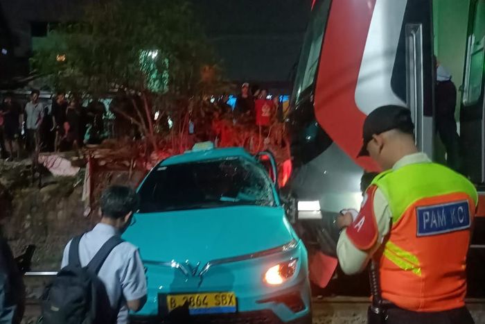 Taksi listrik VinFast VF e34 milik Green SM Indonesia yang sebelumnya tertemper KRL hingga menyebabkan tragedi besar KA Argo Bromo menghantam KRL di stasiun Bekasi Timur, kota Bekasi, (27/4/26)